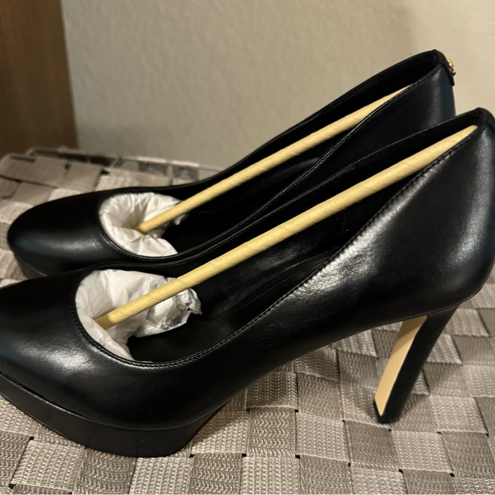 NIB Michael Kors Chantal Leather Pump